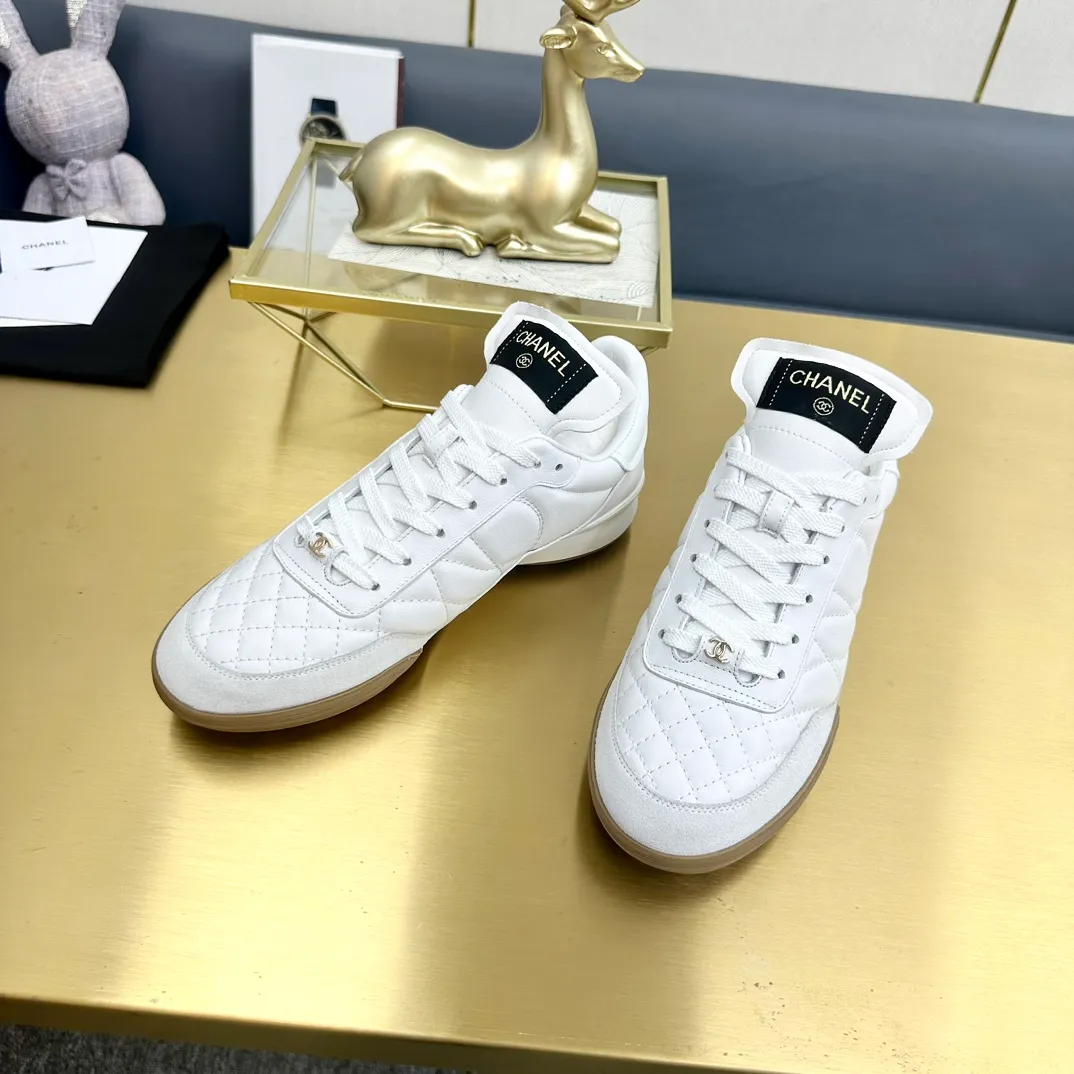 👟👟Ex-factory price 520👟👟 Top version Chanel Chanel - 2023 counter top casual sports shoes. This classic design; the upper is electro-embroidered with a variety of techniques; the outsole is fashionable and sporty; it is unusual to incorporate a variety of color matching elements... The diversified mix and match is very beautiful and versatile, and can be used for leisure, fashion, sports and outdoor... ꫛꫀꪝ Go➫ Material: ❶The upper is made of: original imported mercerized velvet + double-layer breathable mesh ❷The inner part is made of: the original imported breathable mesh ❸The outsole is based on: original TPU combination outsole Special counter boutique packaging complete set for women 35–41